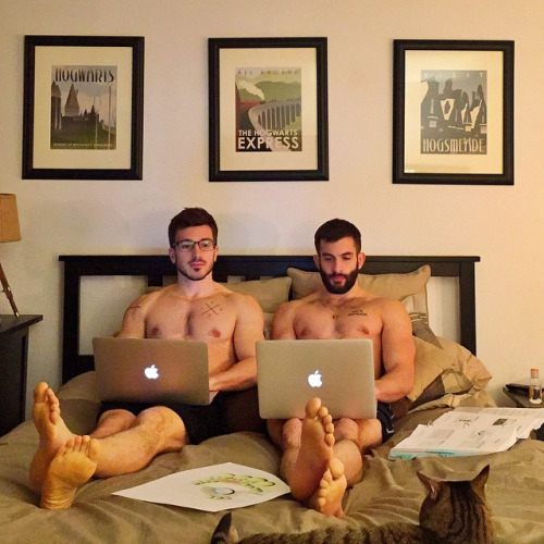 Couple gay avec ordinateur pour boutique gay en ligne