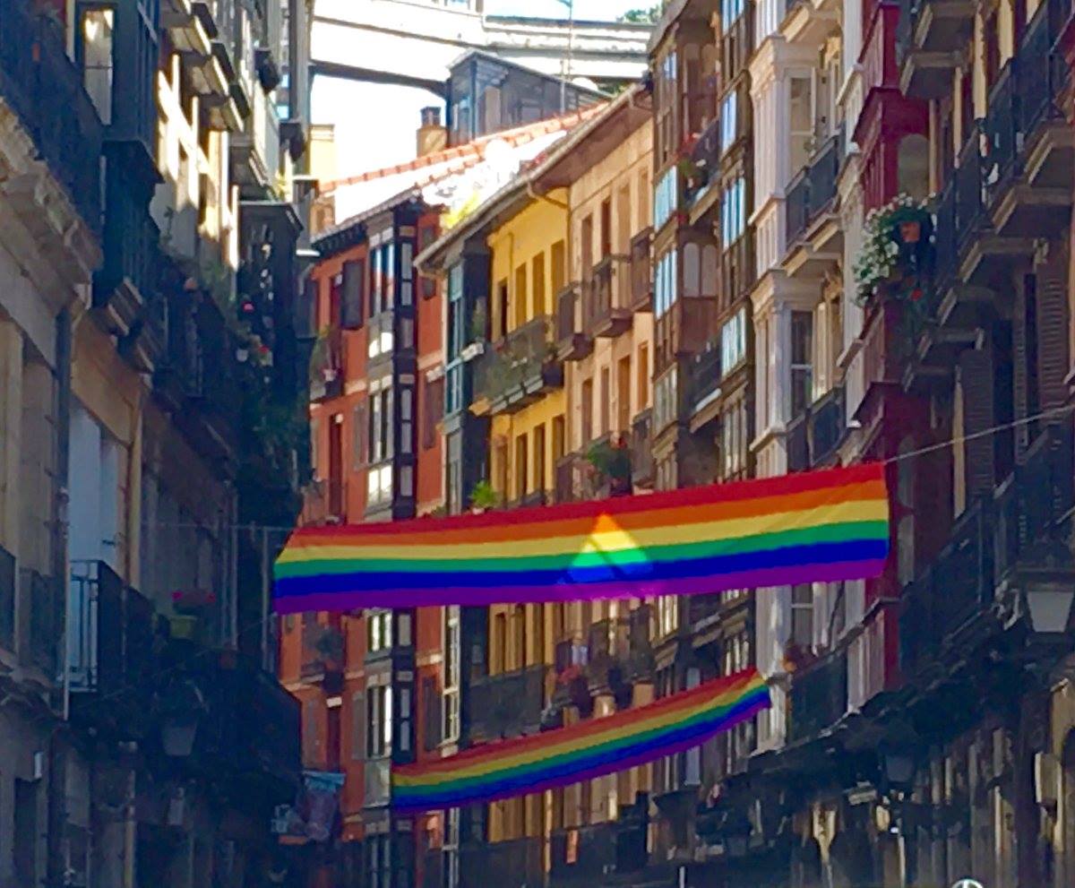Drapeau gay dans le quartier des boutiques gays de Bilbao