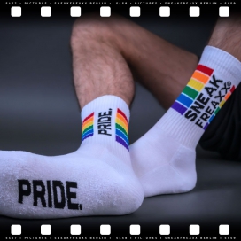 Chaussettes blanches SneakFreaxx Pride 2