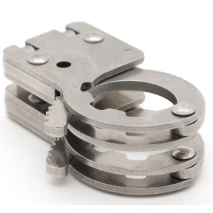Menottes de pouces articulées FINGY RESTRICT de BDSMaster