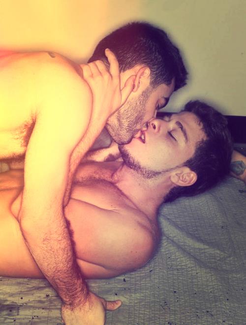 Deux jeunes mecs s'embrassent