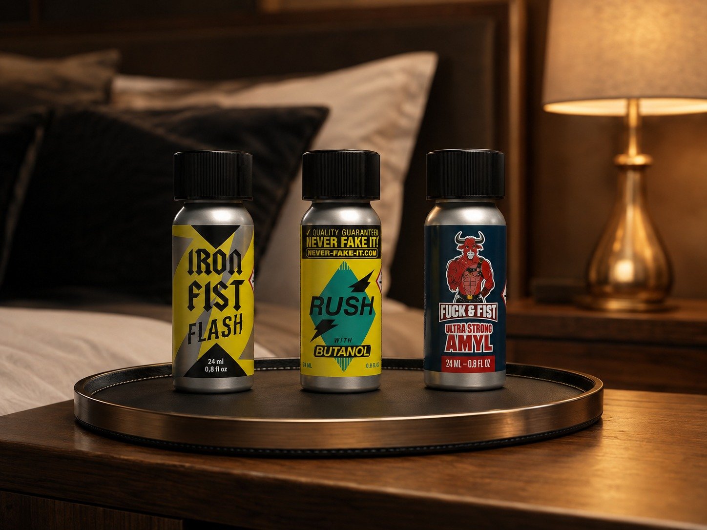 Trois flacons de lubrifiants ou additifs sur un plateau rond, dans une chambre feutrée, lampes d’ambiance à côté.